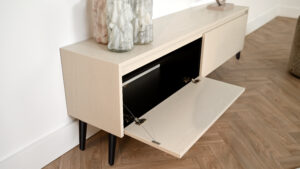 Maeve | tv meubel op zwarte retro pootjes | 2 Kleppen | Eiken | 120 – 160 cm