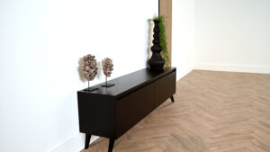 Maeve | tv meubel op zwarte retro pootjes | 2 Kleppen | MDF | 120 – 160 cm