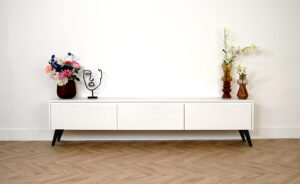 Maeve | TV meubel met zwarte retro pootjes | 3 Kleppen | Eiken | 180 – 300 cm